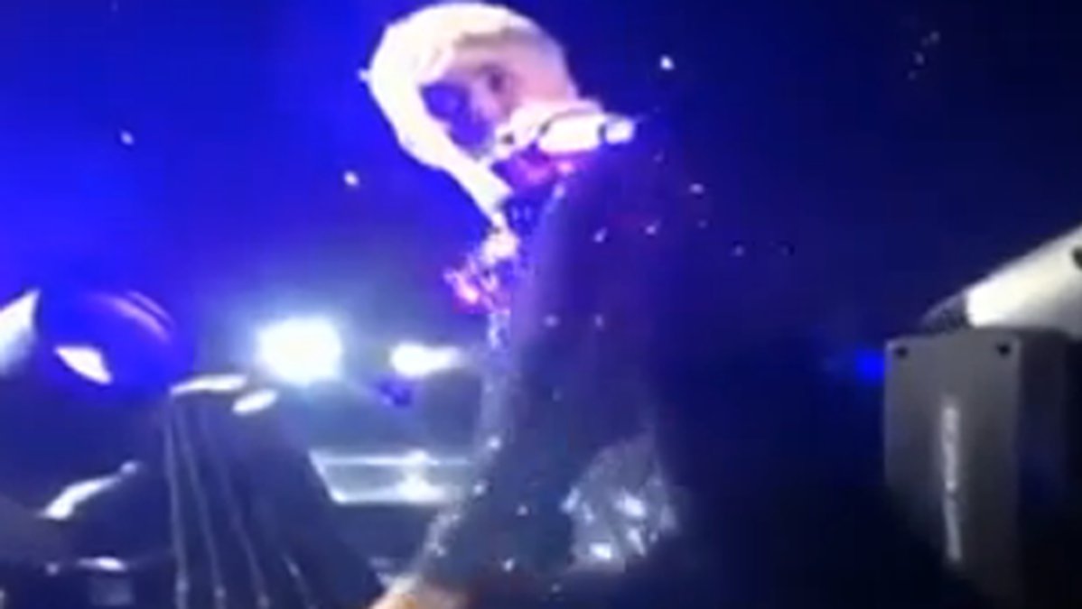 Miley sitter på scen i godan ro när hon får syn på Katy Perry i publiken...